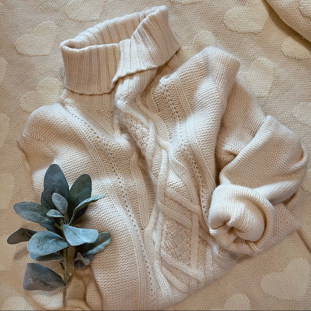 SUPER SOFT J. CREW CREAM CABLE KNIT TURTLENECK SWEATER